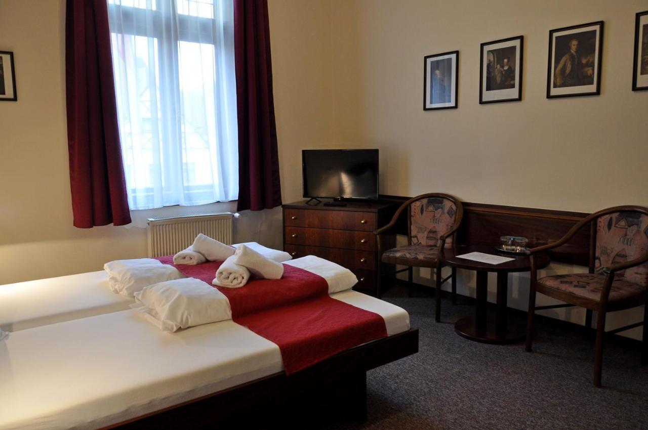 Hotel U Bileho Kone Loket Oda fotoğraf