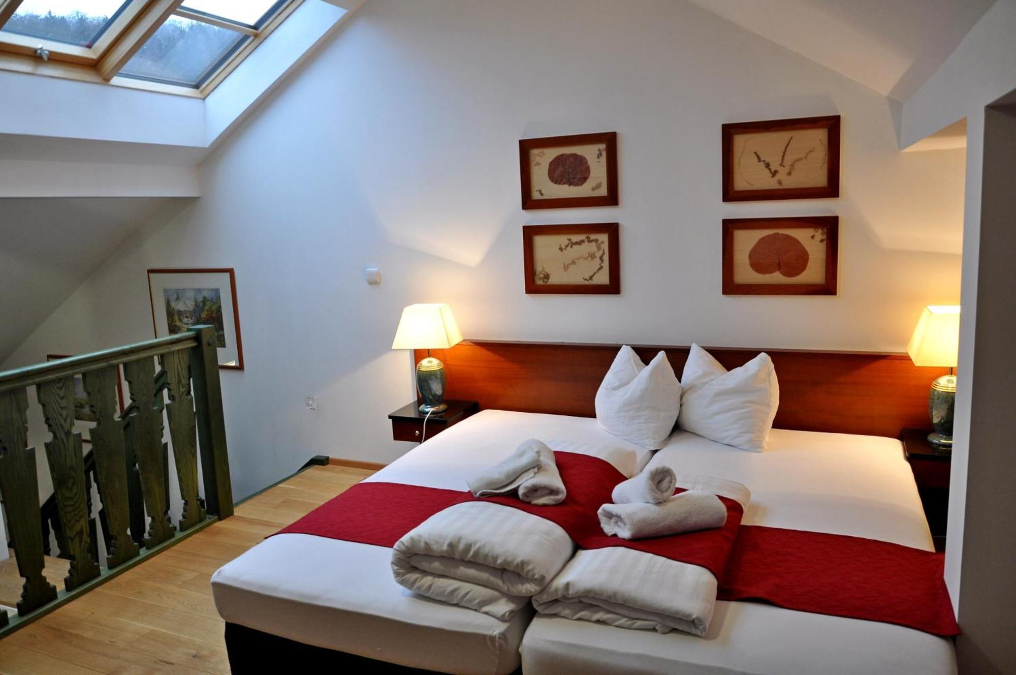 Hotel U Bileho Kone Loket Oda fotoğraf