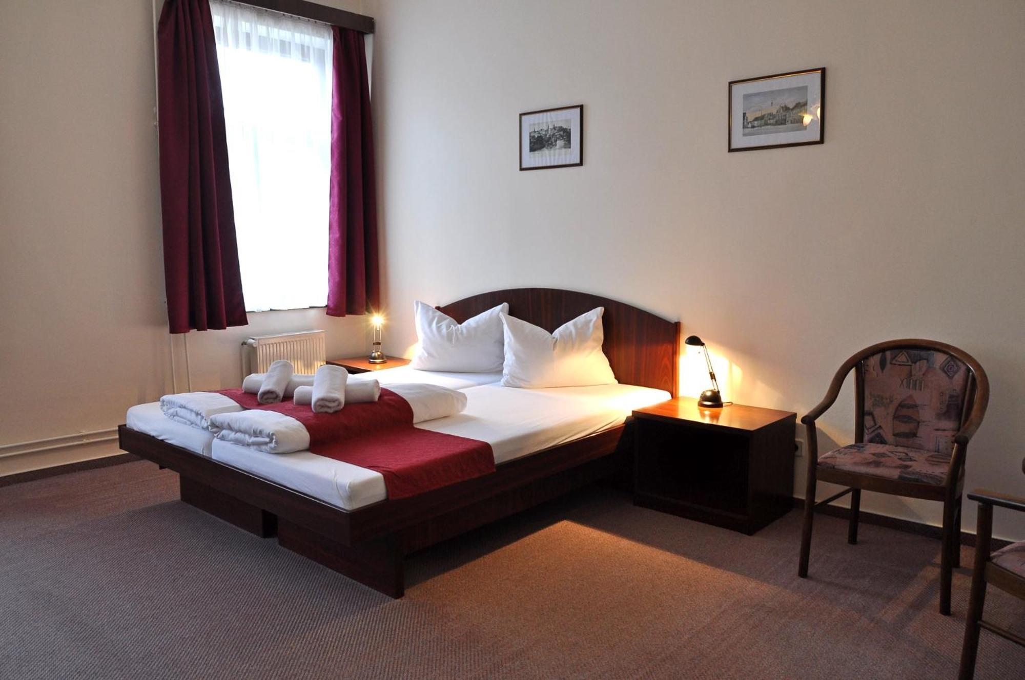 Hotel U Bileho Kone Loket Oda fotoğraf