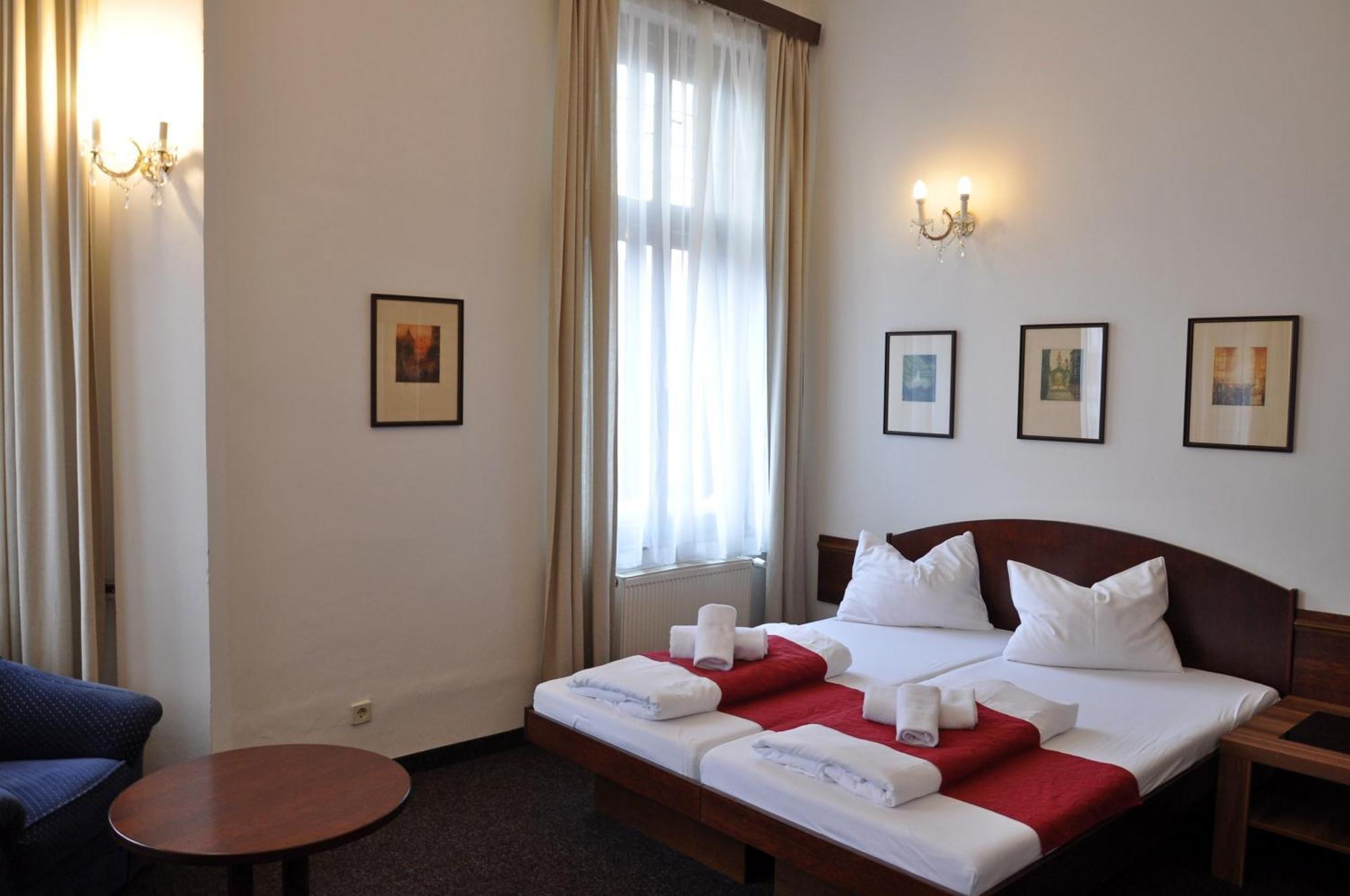 Hotel U Bileho Kone Loket Oda fotoğraf