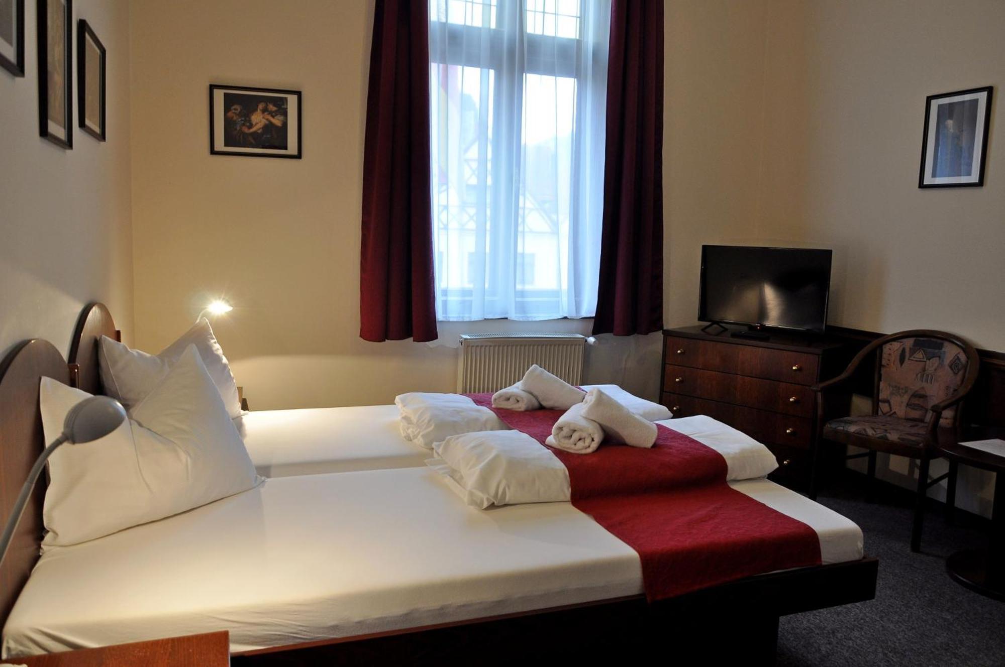 Hotel U Bileho Kone Loket Oda fotoğraf