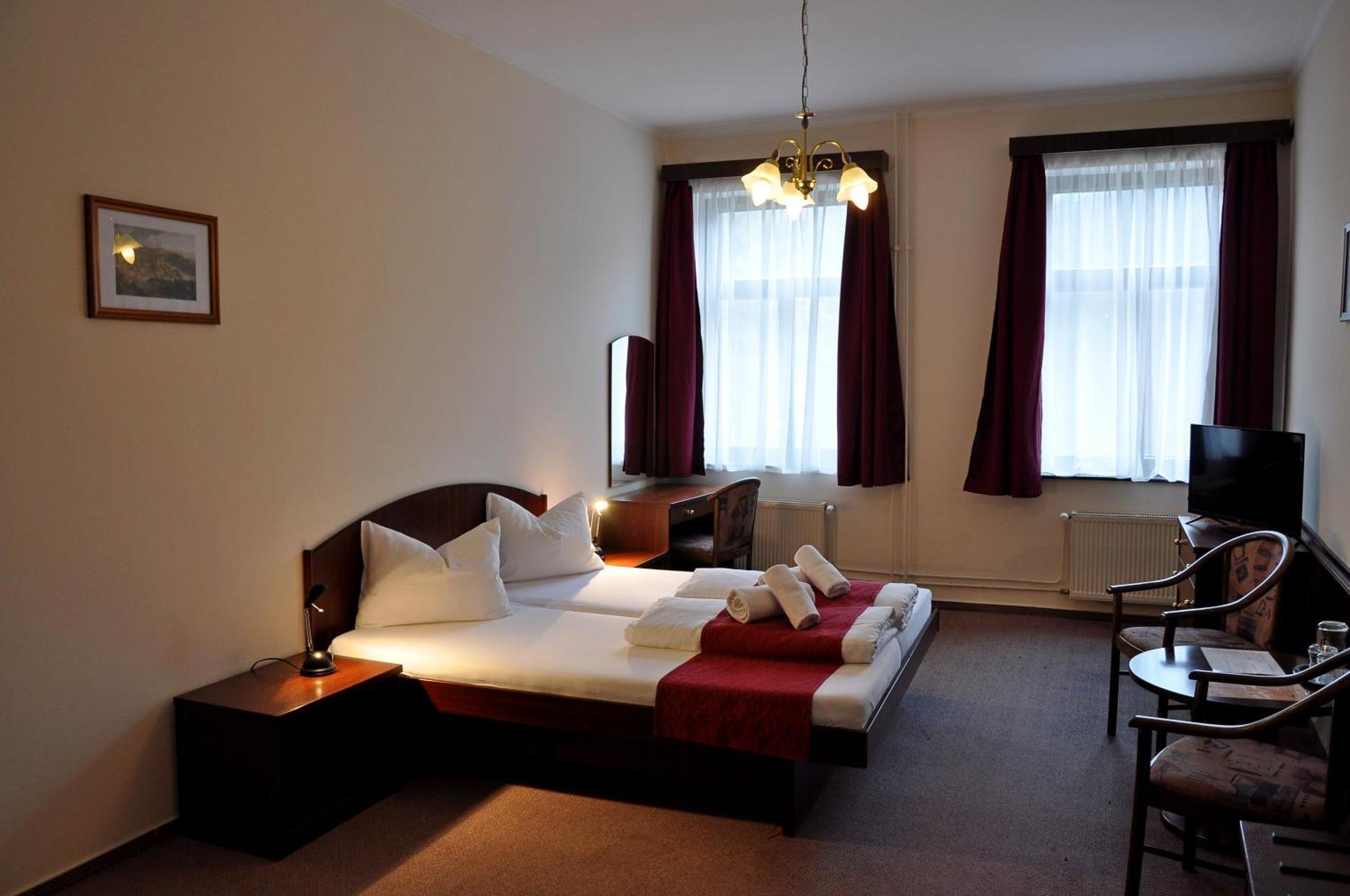 Hotel U Bileho Kone Loket Oda fotoğraf