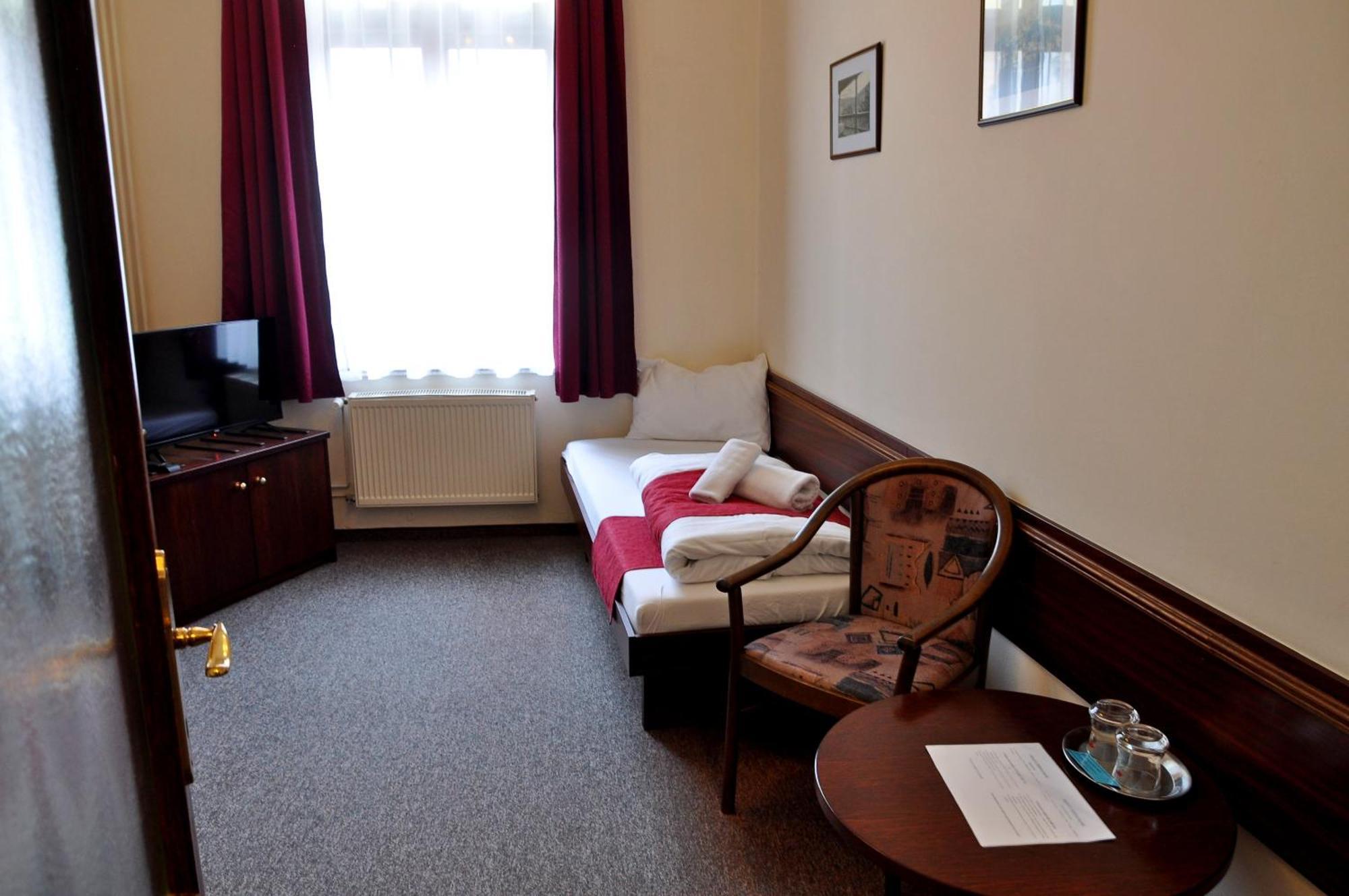 Hotel U Bileho Kone Loket Oda fotoğraf