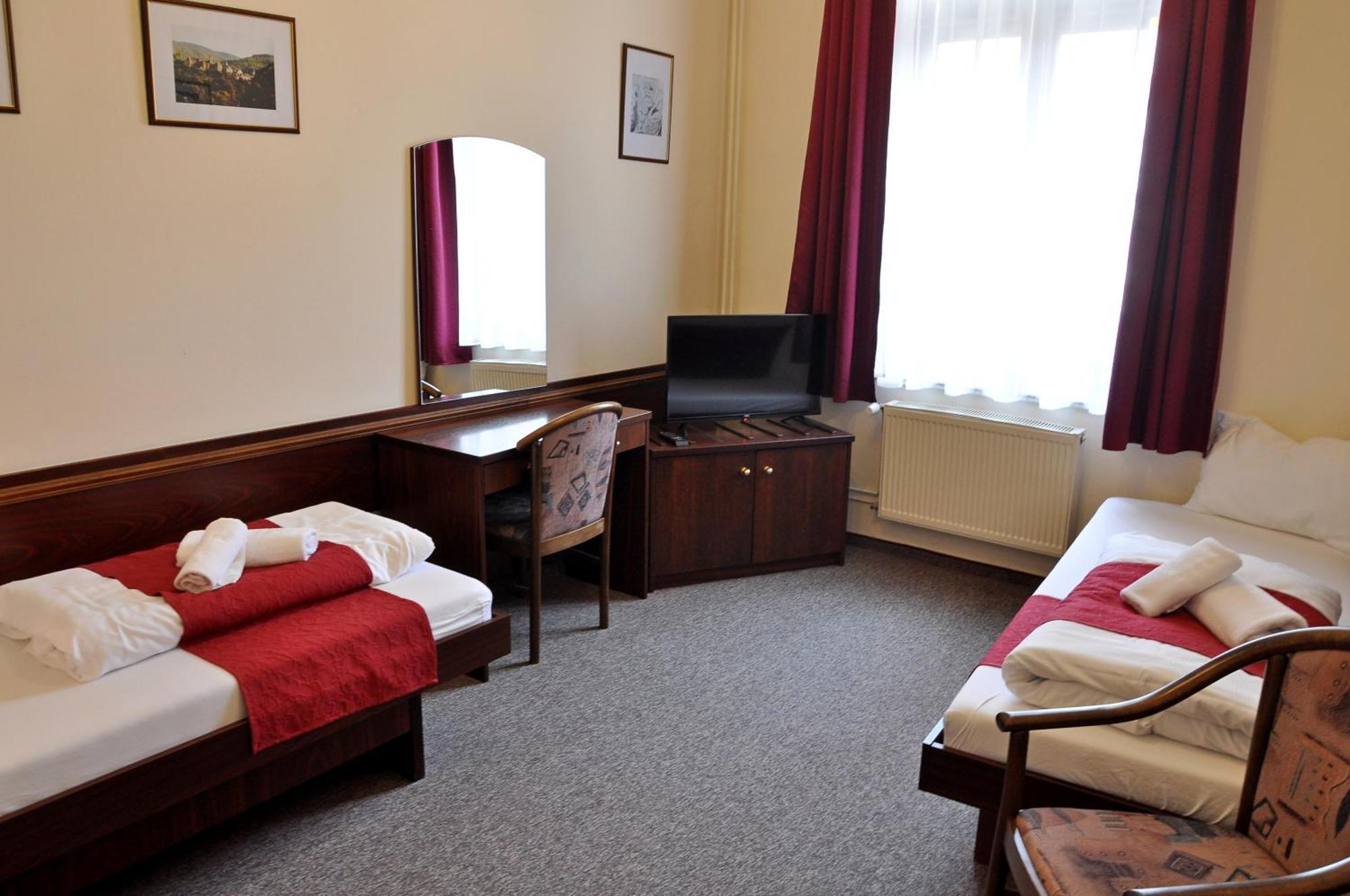 Hotel U Bileho Kone Loket Oda fotoğraf